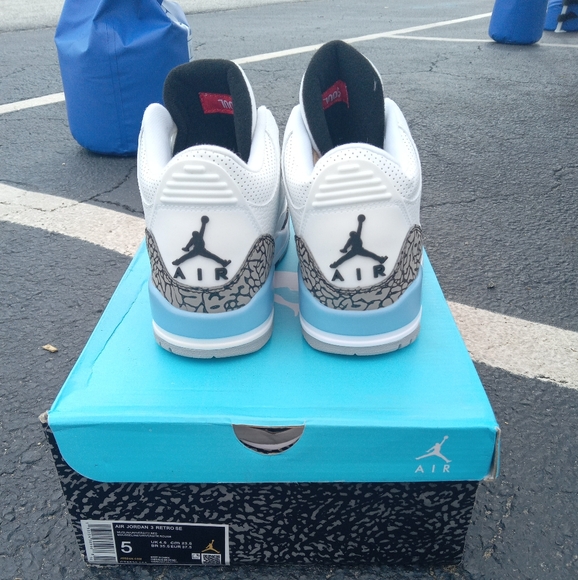 Air Jordan 3 Retro, UNC - Picture 4 of 5
